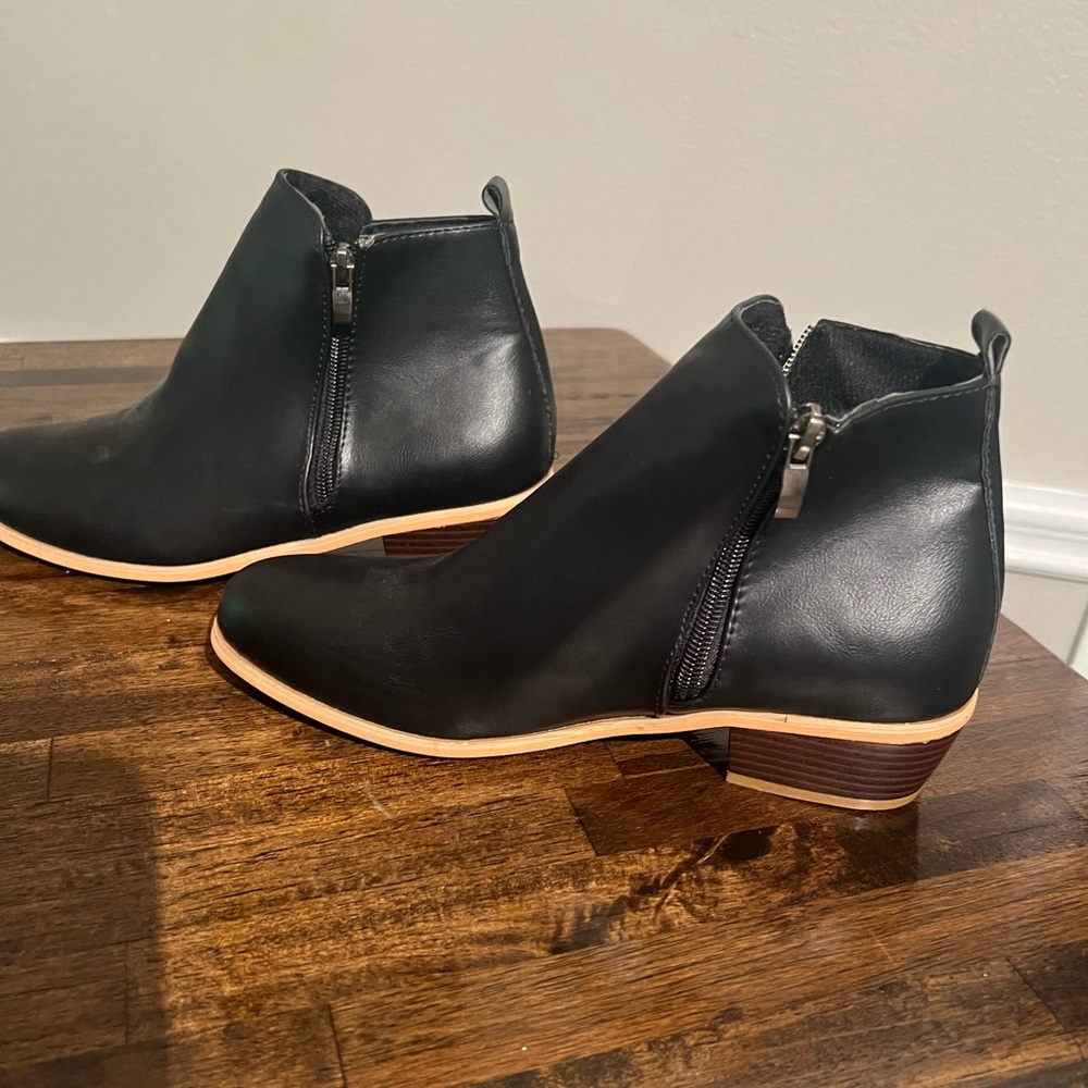 Size 6.5 black zip up ankle boots